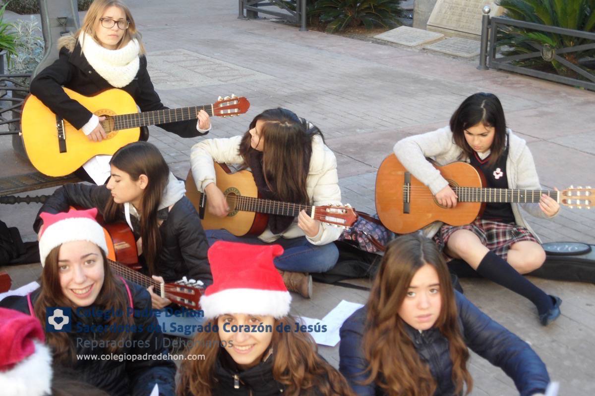 04 Alumnos De ESO Recogiendo Comida Y Juguetes
